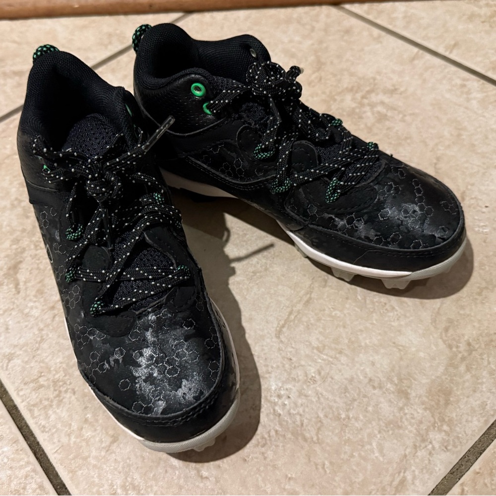 Under Armour Kids football cleats - Picture 3 of 5